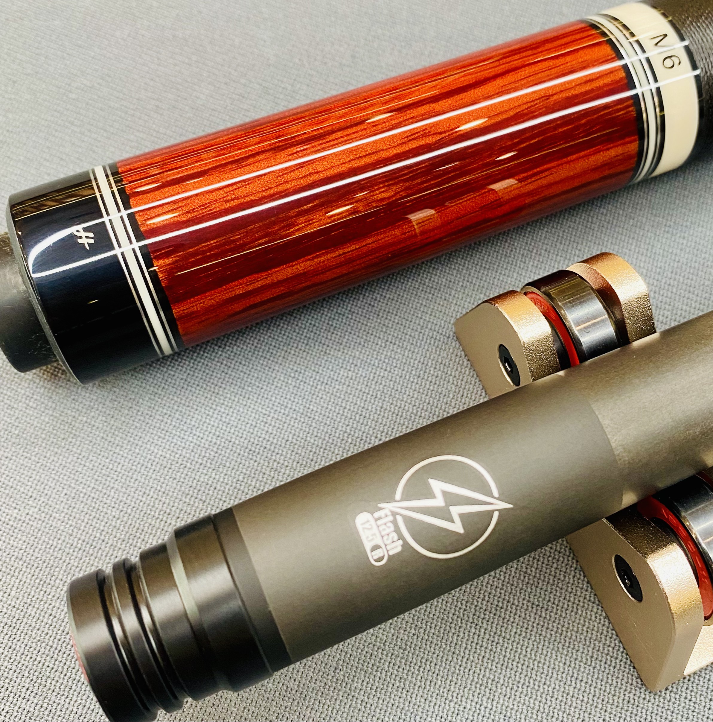 How M6 tay da voi, ngọn How Flash Carbon